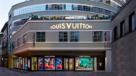 lv milano montenapoleone|Louis Vuitton Milano Bagutta store, Italy.